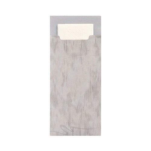 En grå PAPSTAR 520 bestikpose (20x8,5 cm, 2-lags) fra PAPSTAR GmbH lavet af strukturmateriale med en matchende hvid serviet, der er delvist synlig øverst.