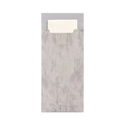 En grå PAPSTAR 520 bestikpose (20x8,5 cm, 2-lags) fra PAPSTAR GmbH lavet af strukturmateriale med en matchende hvid serviet, der er delvist synlig øverst.