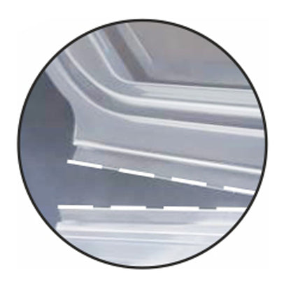 Nærbillede af to karrosseridele med en overflade, der ligner Starpak 50 emballagebægre med klaplåg, PP gennemsigtig ottekantet. En stiplet hvid linje markerer afstanden mellem de horisontalt justerede dele, der er vist i en cirkulær ramme.