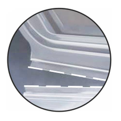 Nærbillede af en metalkant med pladefejljustering, fremhævet af en stiplet linje - ligesom de pasformproblemer, der blev observeret ved Starpak 50 emballagebægre med klaplåg, PP gennemsigtig ottekantet fra Starpak.