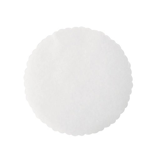 Afbildet er en flad, cirkulær hvid papirskive med bølgede kanter - perfekt som PAPSTAR adskillelsespapir til burgerbøffer, Ø 13 cm, hvid (500 stk.), fra PAPSTAR GmbH.