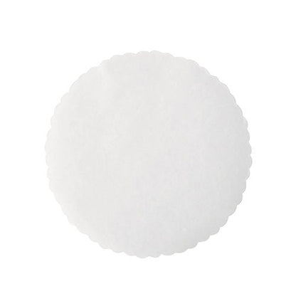 Afbildet er en flad, cirkulær hvid papirskive med bølgede kanter - perfekt som PAPSTAR adskillelsespapir til burgerbøffer, Ø 13 cm, hvid (500 stk.), fra PAPSTAR GmbH.