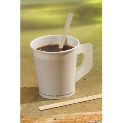 En hvid papkrus med en mørk drik og en PAPSTAR rørepind træ "pure" (11 cm, miljøvenlig og stabil) fra PAPSTAR GmbH indeni og en anden ved siden af viser miljøvenlige muligheder for kaffepausen.