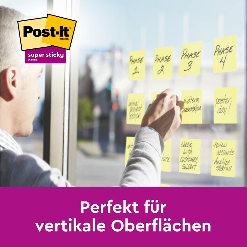 En person placerer 3M Deutschland GmbH Post-it® Super Sticky Notes, 76x76 mm, kampagne, 90 ark/blok, 100% PEFC på en glasrude. På et lilla banner nedenunder står der på tysk: "Perfekt til vertikale overflader."