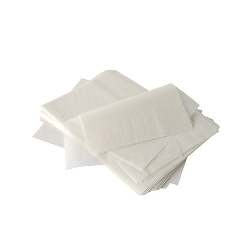 En let rodet bunke PAPSTAR flødeskumspapir "pure" 22x16 cm, hvid, med palmevoksbelægning (2000 stykker) fra PAPSTAR GmbH vises på en enkel hvid baggrund.