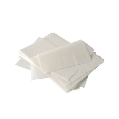 En let rodet bunke PAPSTAR flødeskumspapir "pure" 22x16 cm, hvid, med palmevoksbelægning (2000 stykker) fra PAPSTAR GmbH vises på en enkel hvid baggrund.