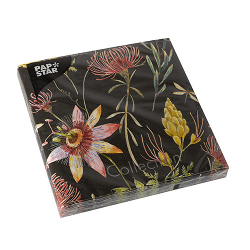 Eine Packung PAPSTAR 20 Servietten, 33x33 cm, 3-lagig, Design Set 4 von PAPSTAR GmbH zeigt lebendige Blumenmotive auf schwarzem Hintergrund. Das "Papstar"-Logo befindet sich in der oberen linken Ecke. Die Servietten sind in klarem Kunststoff verpackt.