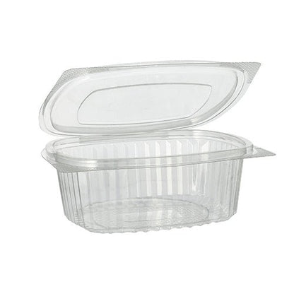 På en hvid baggrund er en klar, oval Starpak 50 delikatesse- og salatskål af R-PET med klaplåg åben og tom. Den miljøvenlige beholder er fra mærket Starpak.