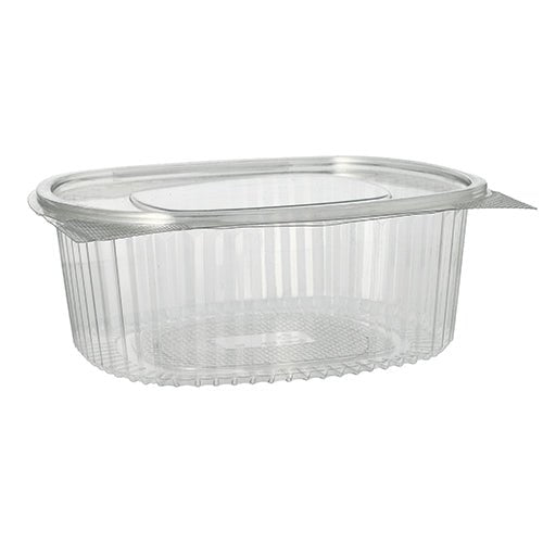 En klar, oval Starpak 50 delikatesse- og salatskål med klaplåg af R-PET med gennemsigtigt hængslet låg er tom og præsenteret på en enkel hvid baggrund. Overfladen har lodrette riller.