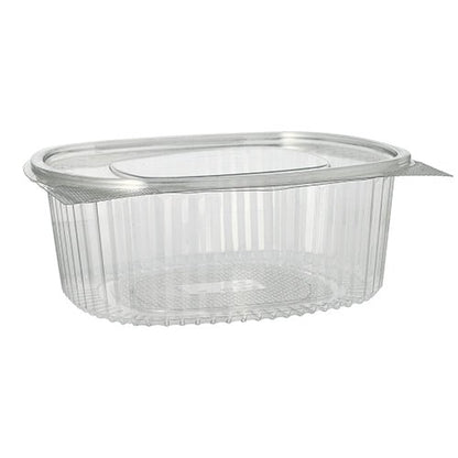 En klar, oval Starpak 50 delikatesse- og salatskål med klaplåg af R-PET med gennemsigtigt hængslet låg er tom og præsenteret på en enkel hvid baggrund. Overfladen har lodrette riller.