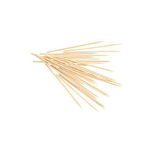 Ein Stapel PAPSTAR Fingerfood-Spieße aus Bambus "pure", 10 cm, Ø 2,5 mm (1000 Stück) von PAPSTAR GmbH verstreut auf weißem Hintergrund.