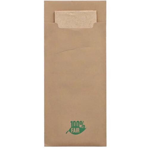 En brun PAPSTAR 520 bestikpose (20 x 8,5 cm) lavet af 2-lags materiale med matchende serviet og et grønt '100% FAIR' blad-label i bunden. Ideel til bestik, fra PAPSTAR GmbH.
