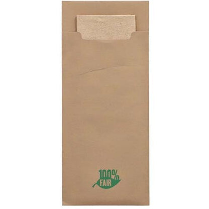 En brun PAPSTAR 520 bestikpose (20 x 8,5 cm) lavet af 2-lags materiale med matchende serviet og et grønt '100% FAIR' blad-label i bunden. Ideel til bestik, fra PAPSTAR GmbH.
