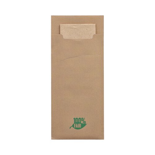 En PAPSTAR 520 bestikpose-kuvert (20 x 8,5 cm) med matchende 2-lags serviet indeni; den brune papirhylster er forsynet med et grønt '100% FAIR' logo i midten af bunden. Mærke: PAPSTAR GmbH.