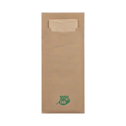 En PAPSTAR 520 bestikpose-kuvert (20 x 8,5 cm) med matchende 2-lags serviet indeni; den brune papirhylster er forsynet med et grønt '100% FAIR' logo i midten af bunden. Mærke: PAPSTAR GmbH.