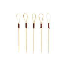 Vierzig PAPSTAR Fingerfood Picker 10 cm "Loop" Cocktail Picks der PAPSTAR GmbH, ideal für Snacks und Fingerfood, zeichnen sich durch ein einzigartiges Loop-Design mit dunkelbraun umwickelten Abschnitten aus, die aufrecht vor einem schlichten weißen Hintergrund angeordnet sind.