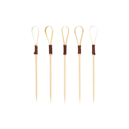 Fyrre PAPSTAR Fingerfood Picks 10 cm "Loop" Cocktail Picks fra PAPSTAR GmbH, ideelle til snacks og fingerfood, kendetegnes ved et unikt loop-design med mørkebrune indpakkede sektioner, der er opstillet lodret foran en enkel hvid baggrund.