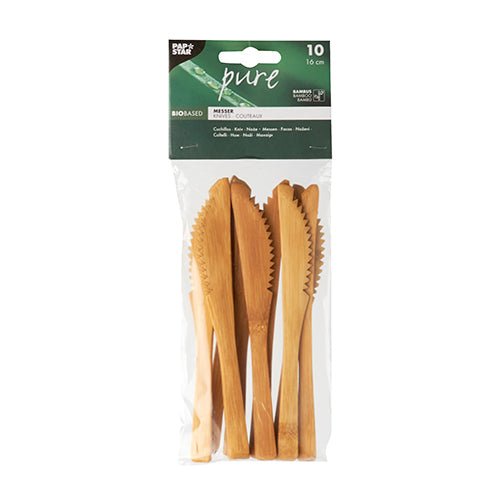 I en gennemsigtig plastikemballage er der 10 PAPSTAR bambusknive "pure" (16 cm), miljøvenlige og stabile, arrangeret lodret med mærkenavnet fra PAPSTAR GmbH øverst.