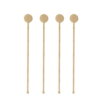 Vier PAPSTAR 100 Getränke-Quirle aus Bambus „pure“ der Marke PAPSTAR GmbH mit runden, flachen Köpfen sind vertikal in einer Reihe vor weißem Hintergrund angeordnet.