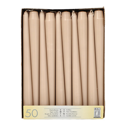 Eine Schachtel mit Starpak 50 Leuchterkerzen (Ø 2,2 cm - 25 cm), aufrecht in einer Reihe angeordnet, mit einem unteren Etikett mit "50 Stück", mehrsprachigem Text und Hinweis auf die lange Brenndauer.