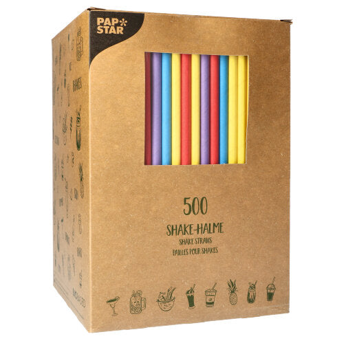 Gennem et vindue er en brun kasse med 500 PAPSTAR-papir-shake-sugerør (8 mm × 25 cm) synlig. Øverst til venstre kan man se logoet for PAPSTAR GmbH, og på forsiden og siden er symboler og tekst trykt.