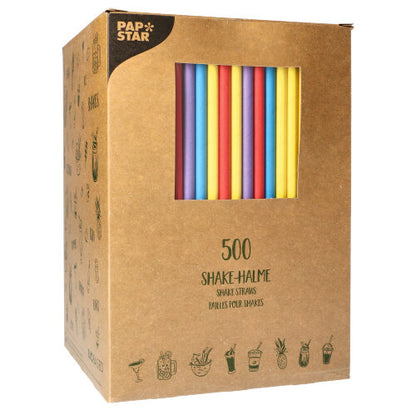 Gennem et vindue er en brun kasse med 500 PAPSTAR-papir-shake-sugerør (8 mm × 25 cm) synlig. Øverst til venstre kan man se logoet for PAPSTAR GmbH, og på forsiden og siden er symboler og tekst trykt.