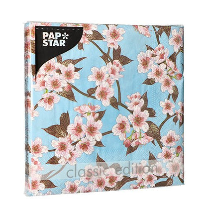 Et 20-delt sæt PAPSTAR servietter, 33x33 cm, 3-lags, 1/4-foldet, design sæt 5 fra PAPSTAR GmbH. På den gennemsigtige emballage ses det florale mønster og mærkeetiketterne.