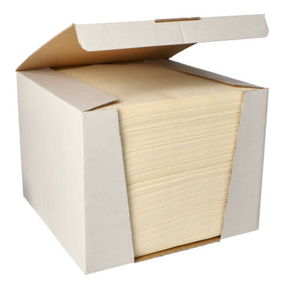 In einem geöffneten großen Karton befindet sich ein fein säuberlich gestapeltes Bündel PAPSTAR 100 Servietten „ROYAL Collection“ 1/4-Falz, 40 cm x 40 cm, der PAPSTAR GmbH.