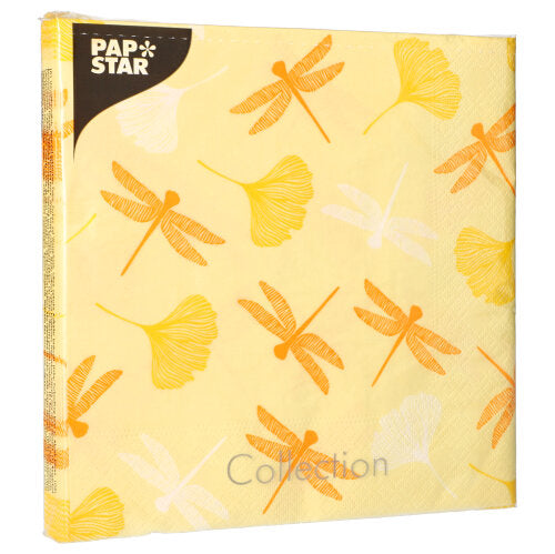 Eine gelbe Serviette der PAPSTAR GmbH (40x40 cm, 3-lagig, 1/4-Falz) mit orange-weißer Libelle und Ginkgoblättern. Im 20er-Pack ideal für besondere Anlässe. Aufschrift „Papstar“ in der oberen linken Ecke.