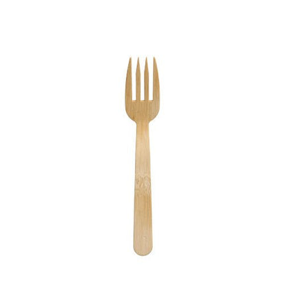 En enkelt PAPSTAR 50 fingerfood-gafler, bambus "pure" gaffel fra PAPSTAR GmbH med fire tænder er centreret på en enkel hvid baggrund og understreger elegancen af det miljøvenlige engangsbestik.
