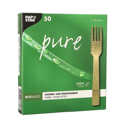 En grøn PAPSTAR pure box indeholder 50 miljøvenlige, biobaserede bambus-snackgafler (14,5 cm, savtakket) fra PAPSTAR GmbH. Forsiden viser en gaffel, et bambusblad med dråber og er forsynet med tysk, fransk og engelsk tekst.