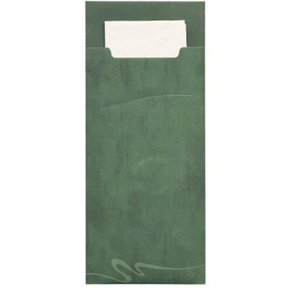 De PAPSTAR 520 bestikposer (20 x 8,5 cm) fra PAPSTAR GmbH har et grønt papirhylster med diskret hvirvelmønster, hvori der er en hvid 2-lags serviet (33 x 33 cm), der rager ud over den øverste kant af hylsteret.
