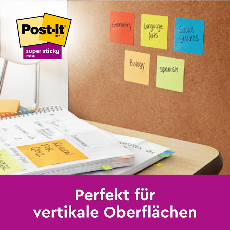En korkplade med 3M Deutschland GmbH Post-it® Super Sticky Notes (76 mm x 76 mm, 45 ark/blok, 100% PEFC) med påskrifterne geometri, sprogundervisning, samfundsfag, biologi og spansk ligger på et skrivebord. Tekst: "Perfekt til lodrette overflader.