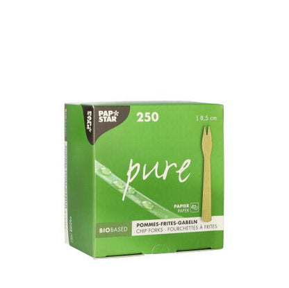 En brun „pure“-boks fra PAPSTAR GmbH indeholder 250 biologisk nedbrydelige pommes frites gafler af papir, hver med en længde på 8,5 cm. Emballagen fremhæver sit miljøvenlige design på papirbasis.