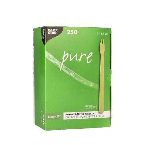 En brun æske PAPSTAR 250 pommes frites gafler papir „pure“ fra PAPSTAR GmbH, med 250 stykker. På emballagen er „biobaseret“, „ren“, „13,5 cm“ samt „biologisk nedbrydelig“ og „miljøvenlig“ fremhævet.