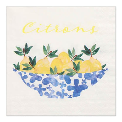 En dekorativ serviet med gule citroner med grønne blade i en blå-hvid skål, over det "Citrons" i gul håndskrift på hvid baggrund. PAPSTAR 20 servietter, 33x33cm, 3-lags, Sæt 5 fra PAPSTAR GmbH - perfekt til dit dækkede bord.
