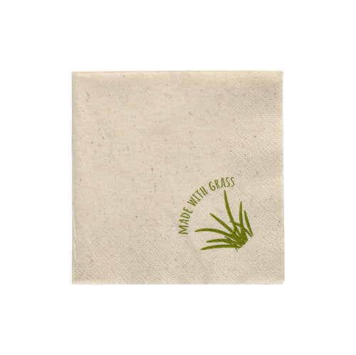 De 250 servietter fra PAPSTAR GmbH er beige, 2-lags kvadratiske servietter (24 x 24 cm) med synlige fibre, en grøn græsgrafik og teksten „MADE WITH GRASS“ i et hjørne.