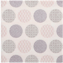 Pynt dit bord med de 50 servietter "ROYAL Collection" 1/4-fold 40 x 40 cm lyserød fra PAPSTAR GmbH med geometriske cirkler i lyserød og grå på hvidt gittergrundlag - stilfulde servietter til enhver lejlighed.