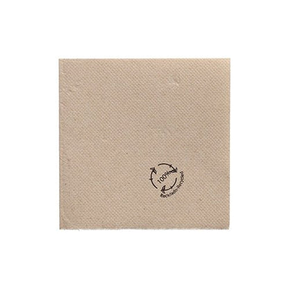 De PAPSTAR servietter 1/4-fold, 20x20 cm natur lavet af genbrugspapir (100 stykker) fra PAPSTAR GmbH er en brun, genbrugssserviet med sort "100% Recycled"-stempel og genbrugssymbol på hvid baggrund.