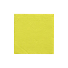 Die PAPSTAR Servietten 1/4-Falz, 24x24 cm limonengrün aus der "DAILY Collection" von PAPSTAR GmbH (20 Stück) liegt für stilvolle Tischdekoration im Foto quadratisch auf weißem Hintergrund und zeigt seine strukturierte, frische Farbe.
