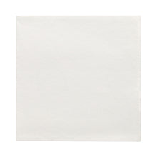 En PAPSTAR GmbH 50 servietter "DAILY Collection" 1/4-fold (32 x 32 cm) ligger fladt på en hvid baggrund og viser sin glatte, diskret strukturerede overflade - ideel til kvalitetsborddekoration eller festlige anledninger.