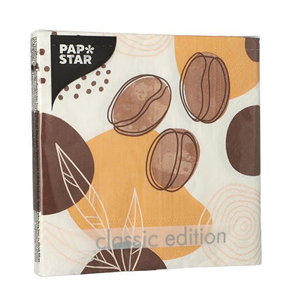 En pakke PAPSTAR 20 servietter, 33x33 cm, 3-lags, 1/4-fold Design Sæt 5 fra PAPSTAR GmbH viser en brun kaffebønne og abstrakte orange/brune former på hvid baggrund.