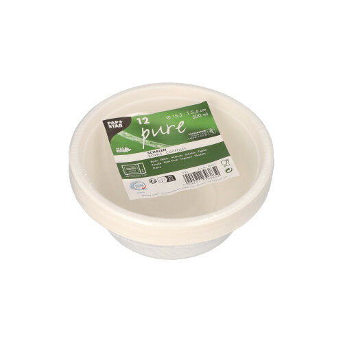 En stabel af 12 PAPSTAR skåle, sukkerrør "pure" fra PAPSTAR GmbH i en pakke med en grøn etiket. Hver miljøvenlig engangsskål rummer 500 ml og er lavet af biologisk nedbrydeligt materiale.