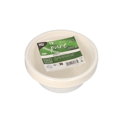 En stabel af 12 PAPSTAR skåle, sukkerrør "pure" fra PAPSTAR GmbH i en pakke med en grøn etiket. Hver miljøvenlig engangsskål rummer 500 ml og er lavet af biologisk nedbrydeligt materiale.