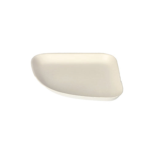 De 4 tallerkener sukkerrør "ren" hvid "Belle Vie, Ligne Carrée" fra PAPSTAR GmbH viser cremefarvede, uregelmæssigt formede tallerkener med afrundede kanter og glat overflade, der er afbildet mod en hvid baggrund.