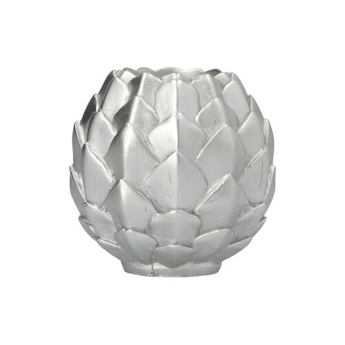 Die Starpak Kugelkerze Ø 10 cm silber "Pine Cone" ist eine silberne, runde Kerze mit festlichem Tannenzapfen-Design und überlappenden Segmenten – ideal als elegantes Dekorationsstück.