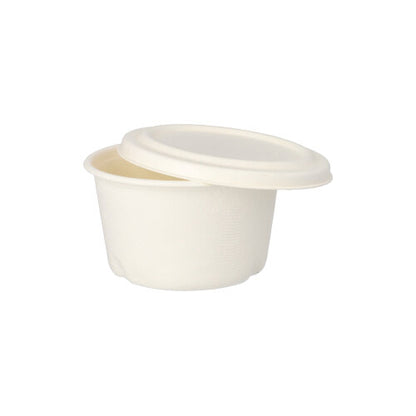 Den miljøvenlige PAPSTAR 50 suppeskål af sukkerrør "pure" i hvid fra PAPSTAR GmbH præsenteres med let skråtstillet, biologisk nedbrydeligt låg mod hvid baggrund.