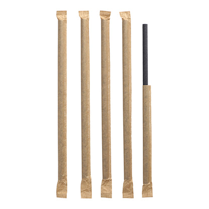 Fem PAPSTAR shake-sugerør af sort papir (Ø 8 mm, 25 cm) står lodret: Fire er individuelt pakket, det højre er delvist trukket ud af sin folieindpakning.