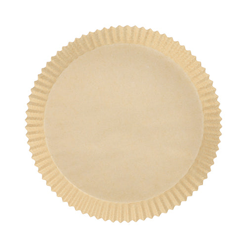 Et rundt, beige PAPSTAR 100 bagepapirer til varmluftsfrituregryder fra PAPSTAR GmbH, fremstillet af varmebestandigt papir med rillede kanter og 4,5 cm højde, set fra oven på hvid baggrund for jævn bruning.