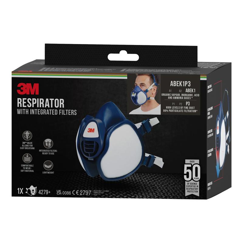 Emballagen til 3M™ åndedrætsmaske med integrerede filtre fra 3M Deutschland GmbH er overvejende sort og viser udover produktoplysninger et billede af masken og et lille foto af bæreren.